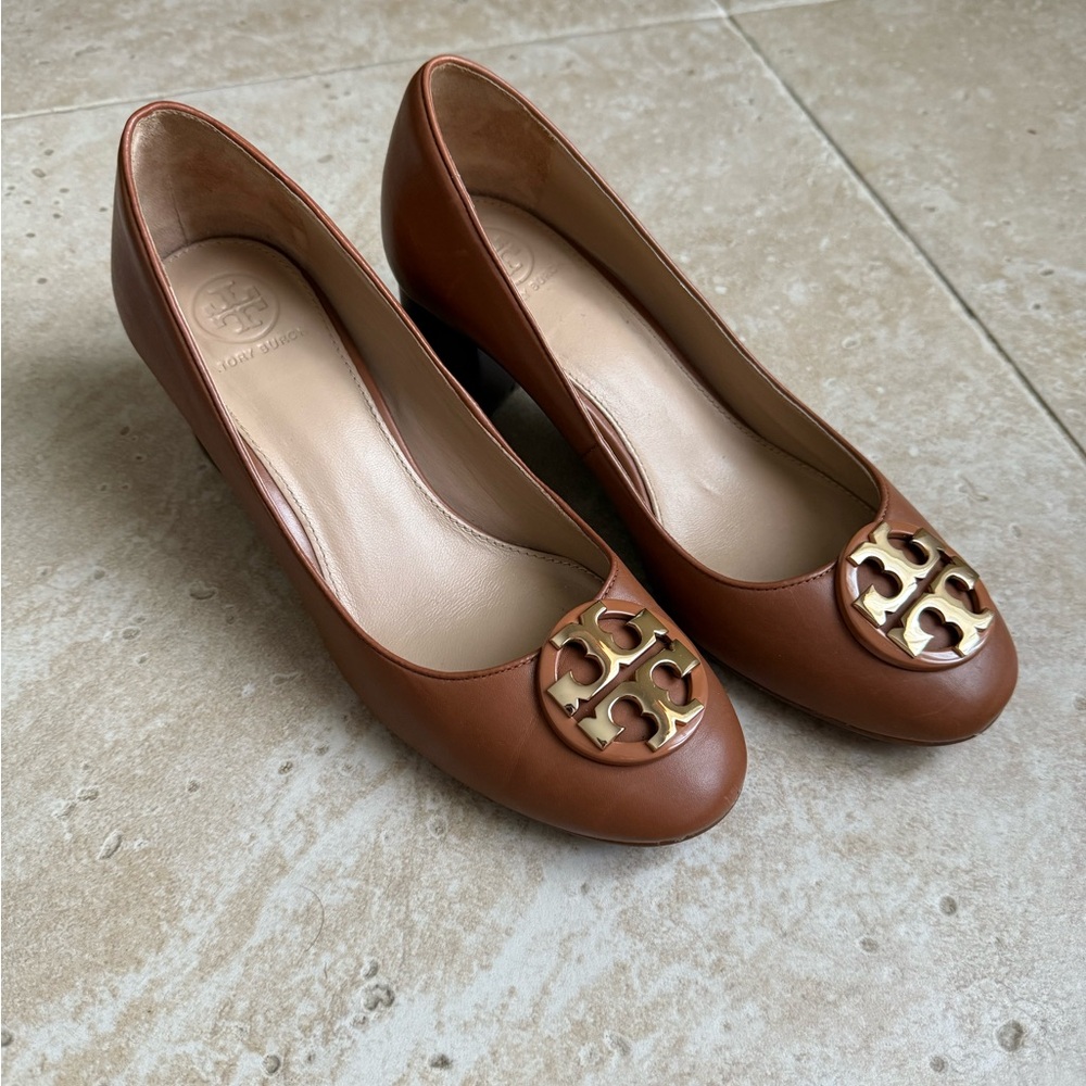Tory Burch Tan Block Heels with Gold Logo Size 6.5 - Picture 6 of 8
